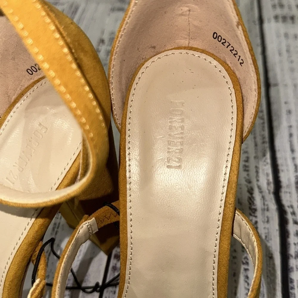 Forever 21 Women's‎ Mustard Block Heel Strappy Sandals Sz. 8.5 NWT